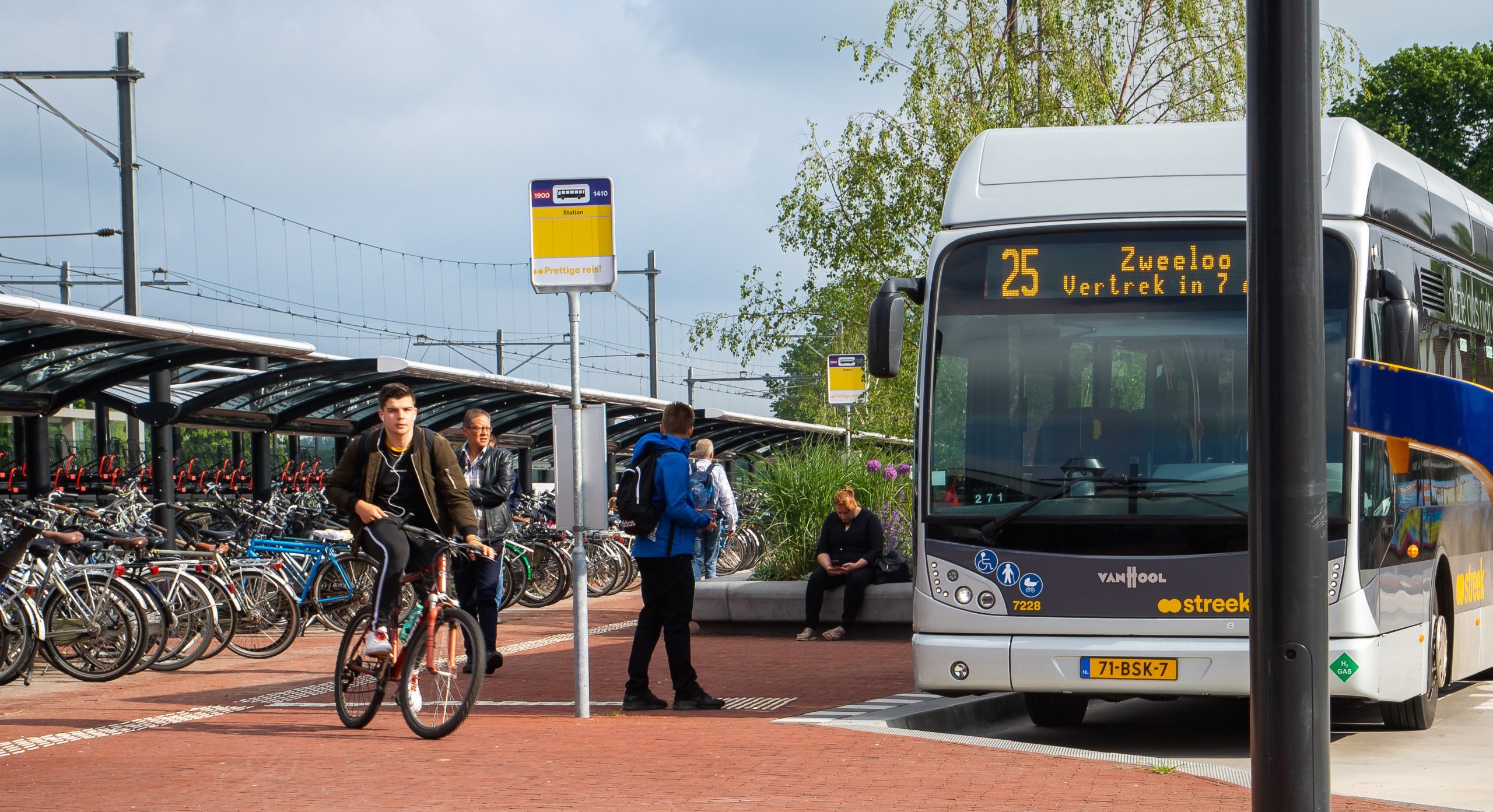 Fietser en bushalte in Drenthe